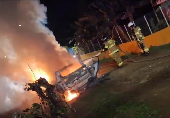 Pistoleros dispararon y quemaron un vehículo con sus ocupantes dentro. 