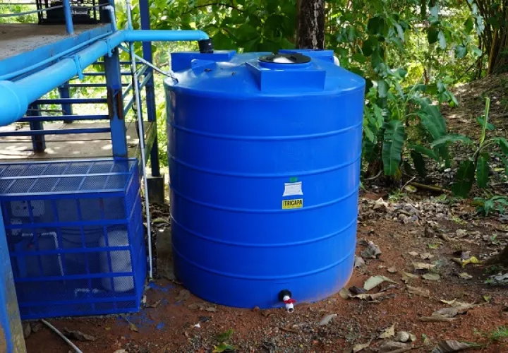 El agua de lluvia recolectada sirve para necesidades básicas de estudiantes, docentes y administrativos de la escuela. Foto: Cortesía