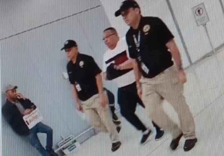 Un video en redes sociales muestra la detención del alcalde Lee. Foto: Imagen de video.