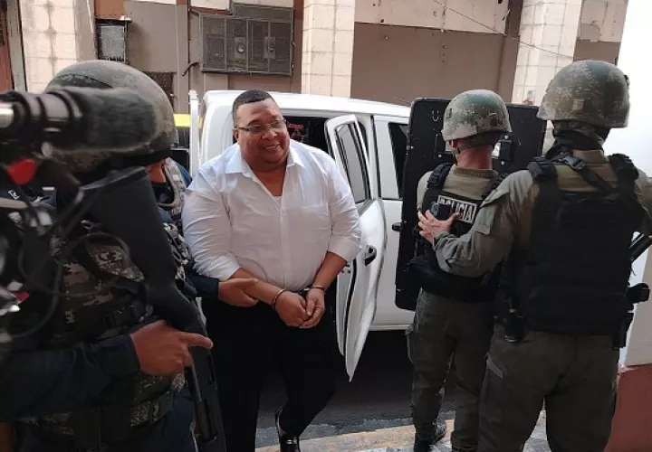El alcalde Lee iba esposado y fuertemente escoltado cuando subía las escaleras. Foto: Diomedes Sánchez 