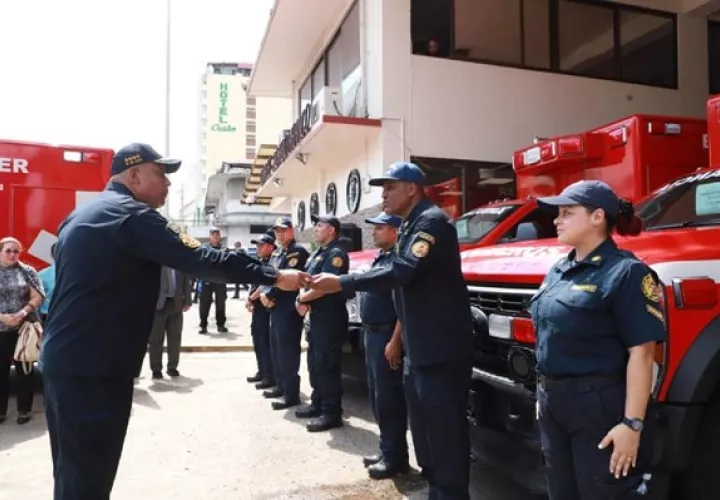 , Seis nuevas ambulancias fueron entregadas a las zonas regionales de los Bomberos en Chiriquí, Colón, Bocas del Toro, Herrera y Coclé. Foto: Diomedes Sánchez