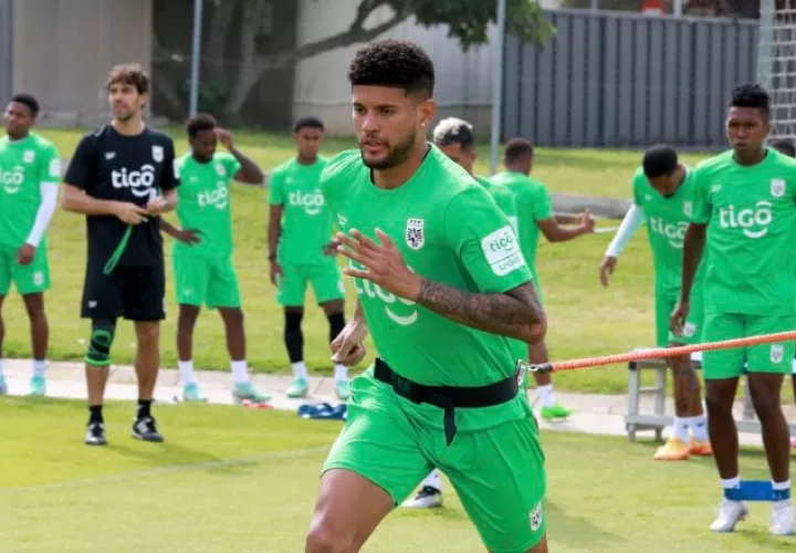 El defensa panameño Andrés Andrade en los entrenamientos con miras al partido contra catalunya. Foto: Fepafut