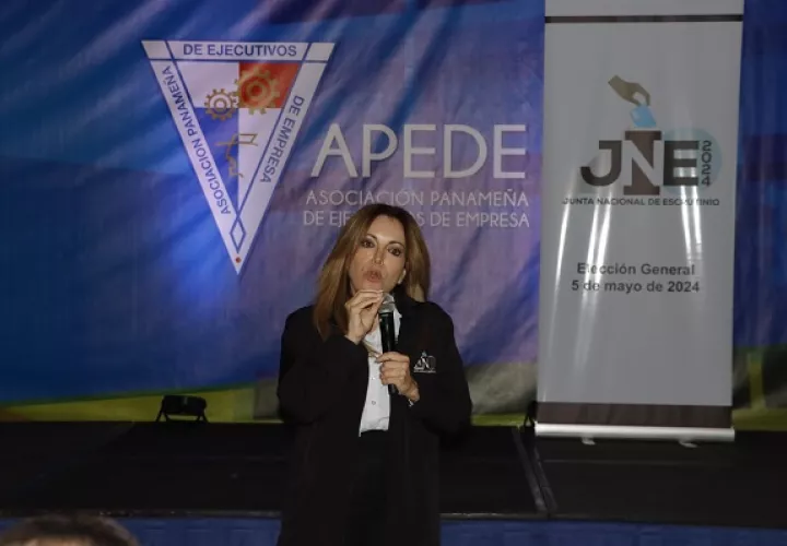 Nivia Rossana Castrellón, quien suena para ministra de Educación, compartió con los miembros de Apede. Foto: Víctor Arosemena