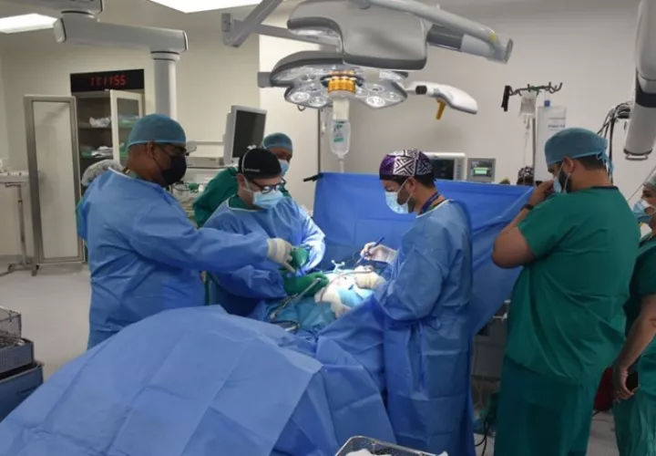 Ciudad de la Salud realiza primera cirugía en la región con moderno equipo “Arco en O”. Foto: Cortesía
