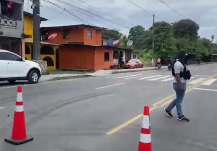 La mujer fallecida iba en la camioneta blanca que fue blanco de los disparos en Arco iris. Foto: Diomedes Sánchez