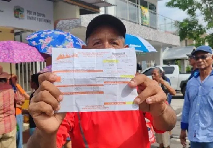 ,  Exigen una explicación por el cobro de $12.00 correspondiente a los meses de marzo y abril. Foto:  Eric Montenegro