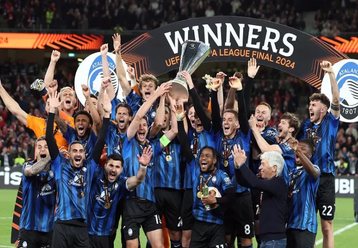Jugadores del Atalanta festejan con la copa  de la Europa League. Foto: EFE