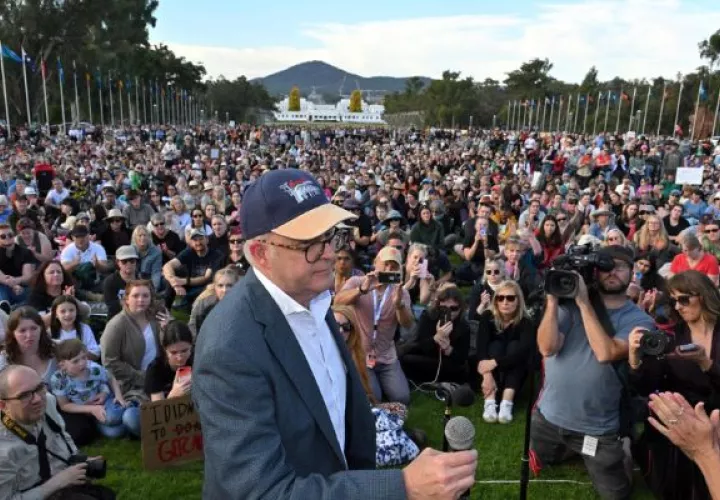 El primer ministro australiano, Anthony Albanese, interviene durante una manifestación contra la violencia de género celebrada el pasado domingo en Camberra (Australia). Foto: EFE