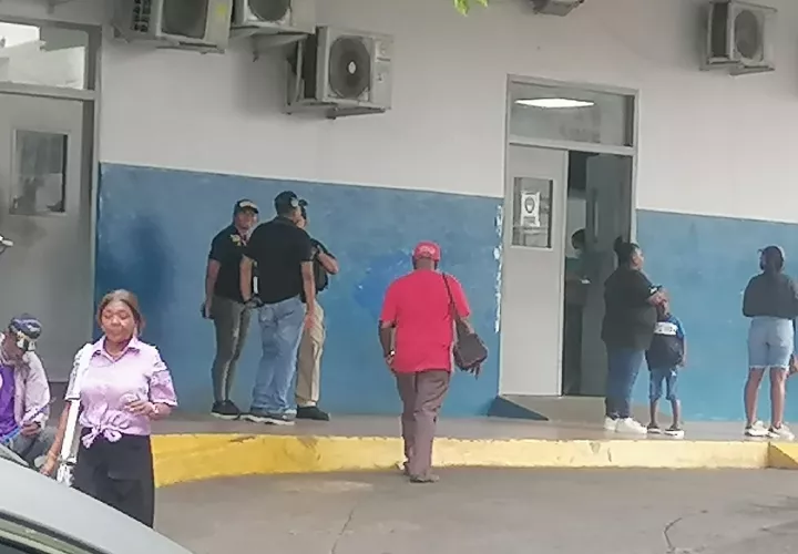 El alumno fue auxiliado y trasladado hacia el cuarto de urgencias del Complejo hospitalario Dr Manuel Amador Guerrero. Foto: Diomedes Sánchez  