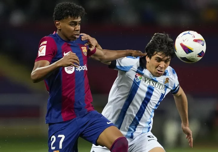  El delantero del FC Barcelona, Lamine Yamal (izq.), disputa el balón ante el defensa de la Real Sociedad, Jon Aramburu. Foto:EFE