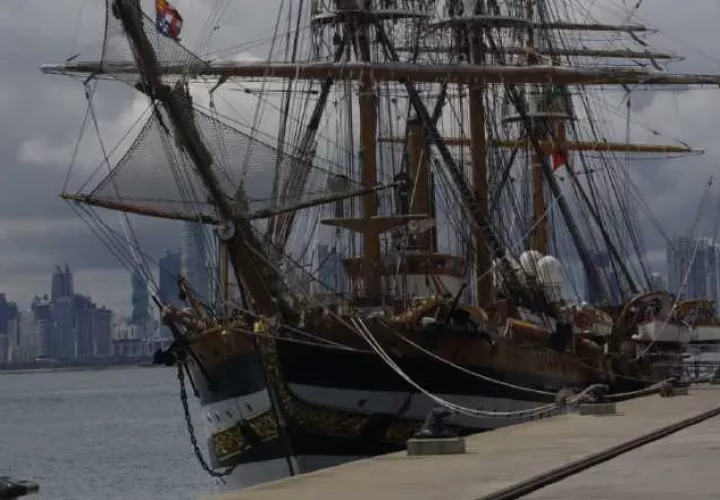 Vista de la nave  Amerigo Vespucci en el puerto de cruceros de Amador, en su parada por Panamá. Víctor Arosemena