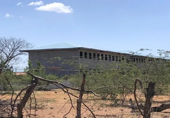 El lugar donde hubo alguna vez unas letrinas, ha ido cediendo, al punto de que los huecos han quedado abiertos, lo que ya causó percance a una estudiante, que por poco cae en ellos. Foto. Thays Domínguez