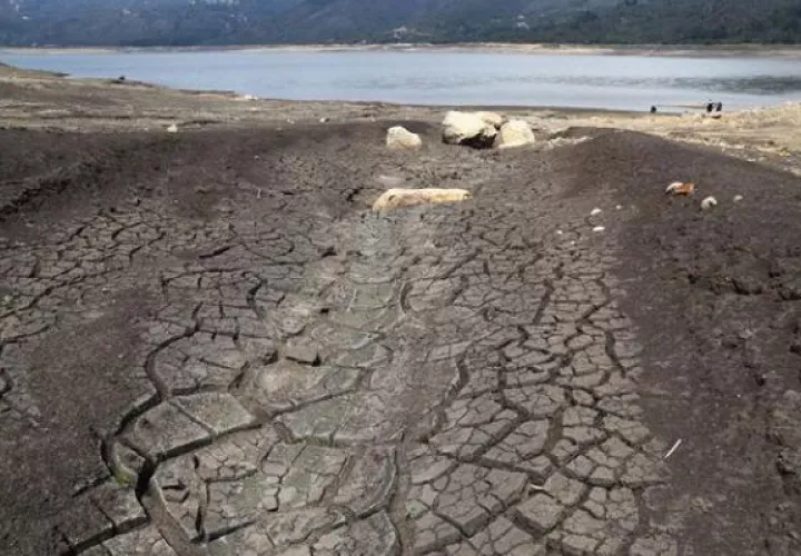 Las extensas playas formadas por la falta de agua en el embalse San Rafael. Foto: EFE
