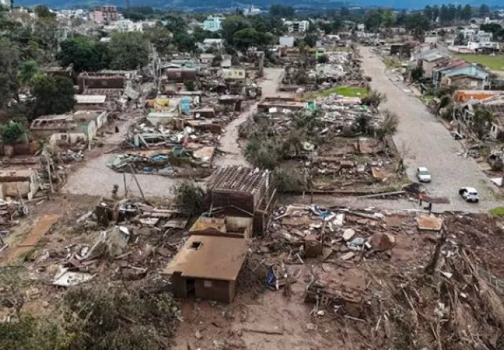 Casas destruidas tras la inundación causada por el desbordamiento del río Forqueta. Foto: EFE