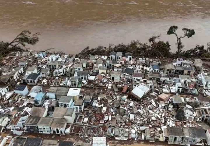 Cementerio destruido tras las inundaciones en la ciudad de Muçum. Foto: EFE