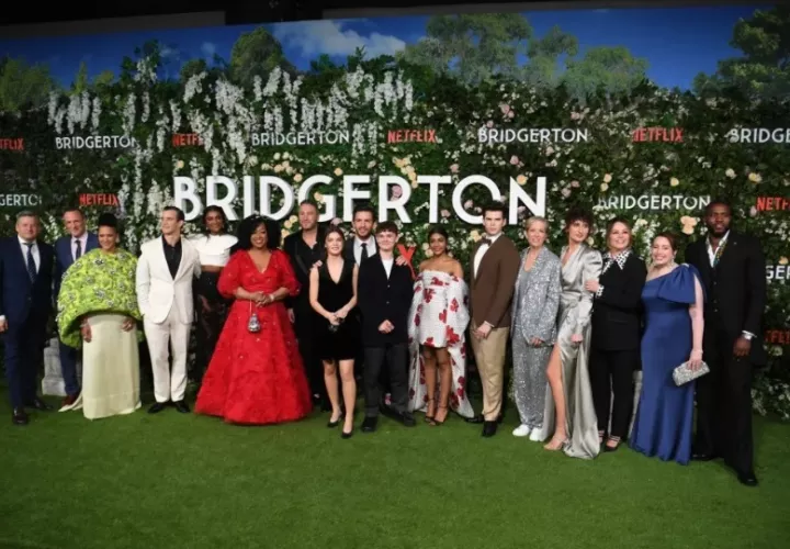 Elenco de la serie de Netflix ‘Bridgerton’, en Londres (Reino Unido). Foto: EFE / Neil Hall