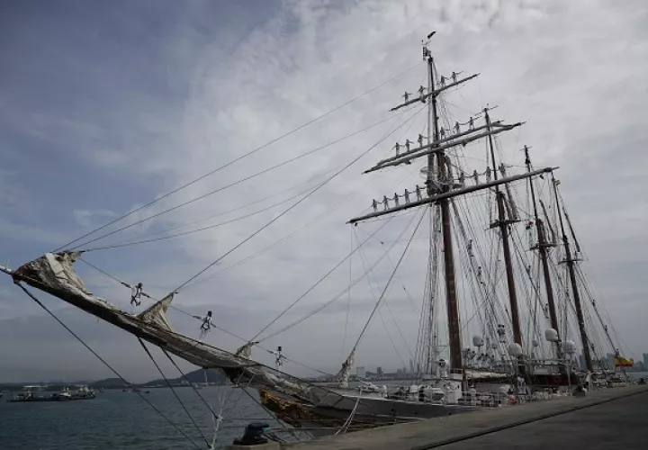 El buque escuela de la Armada de España 'Juan Sebastián de Elcano' atracó este martes en un puerto del Pacífico de Panamá. Foto: EFE