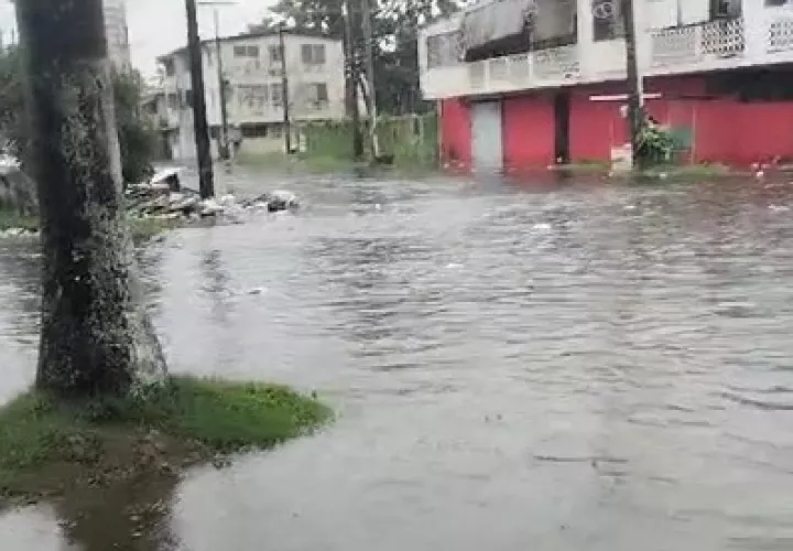 Se registraron inundaciones en varias partes de las calles y avenidas de la ciudad de Colón. Foto: Diomedes Sánchez 