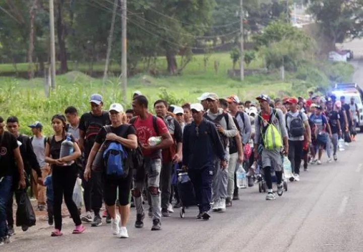  Migrantes caminan en caravana para dirigirse a la frontera con Estados Unidos. Foto: EFE