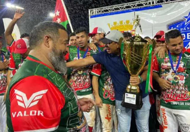 El equipo de Chiriquí  recibe el trofeo como campeón de la temporada 2024. Foto: Fedebeis