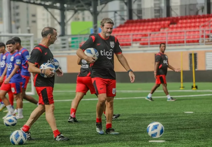 Thomas Christiansen, técnico de Panamá (der.). Foto: Fepafut