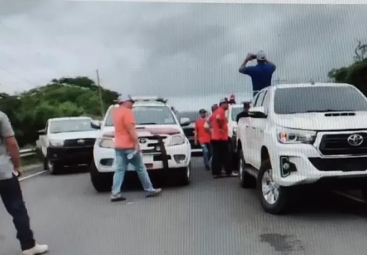 Los productores de maíz decidieron cerrar este lunes,  la vía a la altura del puente sobre el río Guararé. Foto: Imagen de Video.