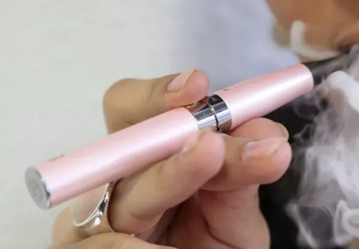 A pesar de la percepción  como alternativa más segura, los estudios reflejan riesgos sustanciales asociados al vapeo. Foto: EFE