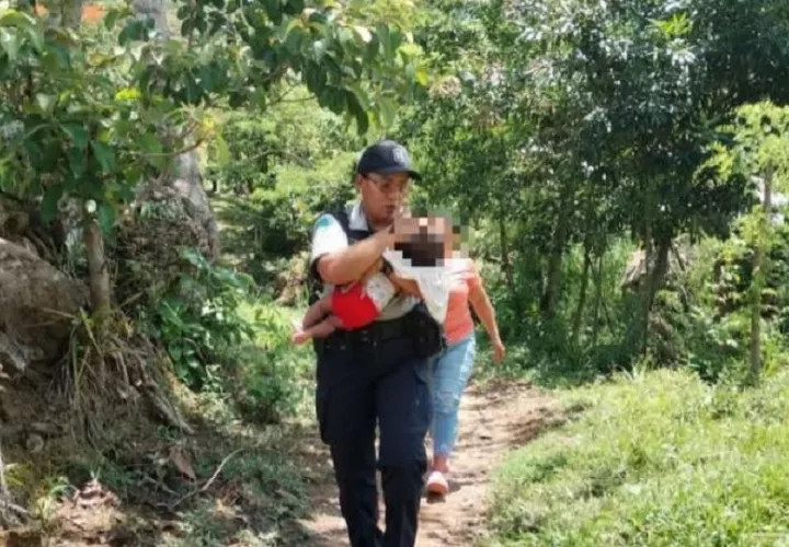 Las autoridades informaron que la bebé de tres mesese se encontraba con una adolescente y en perfecto estado de salud. Foto. Proteger y Servir