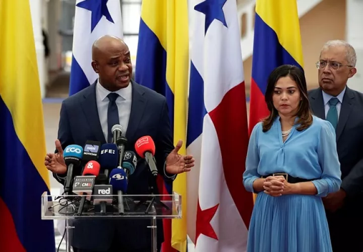 El canciller colombiano (izq) ya se ha reunido con su contraparte panameña, Janaina Tewaney (der) para hablar sobre migración. Foto: EFE