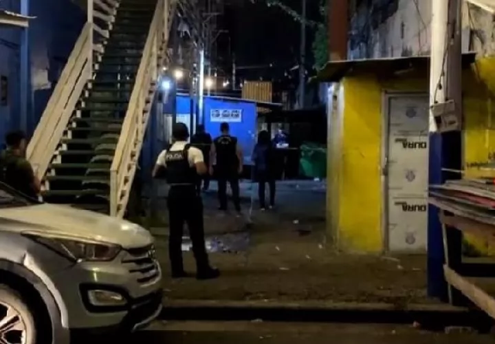 El cuerpo del menor cuyas generales se desconocen quedó tendido en el pavimento. Foto. Diomedes Sánchez