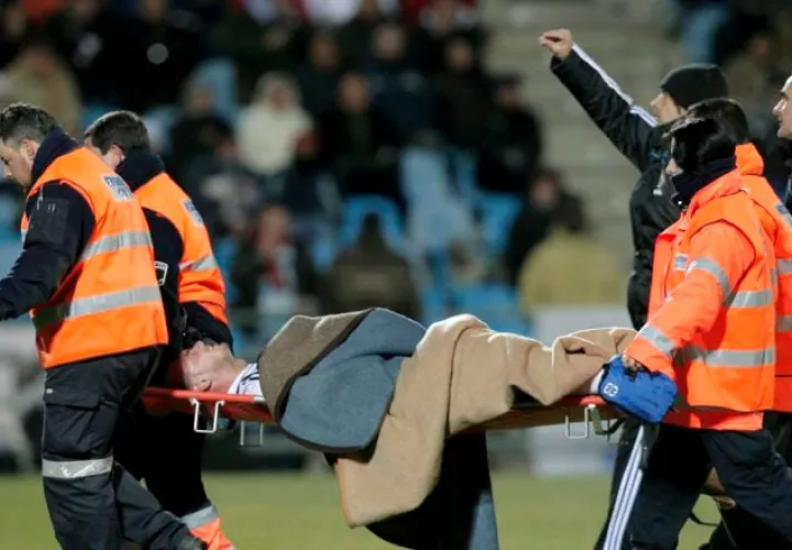 Un futbolista es trasladado en camilla por un golpe en la cabeza. Foto:EFE