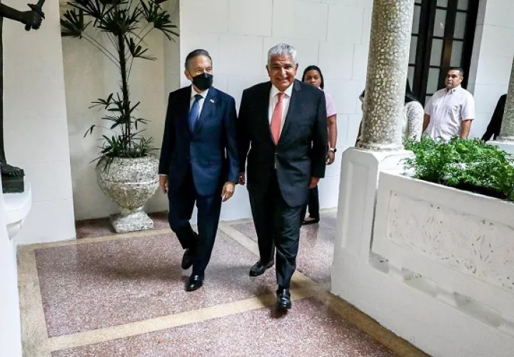 Laurentino Cortizo y José Raúl Mulino en el Palacio de las Garzas, donde se dio la reunión entre ambos. Foto: Cortesía Presidencia