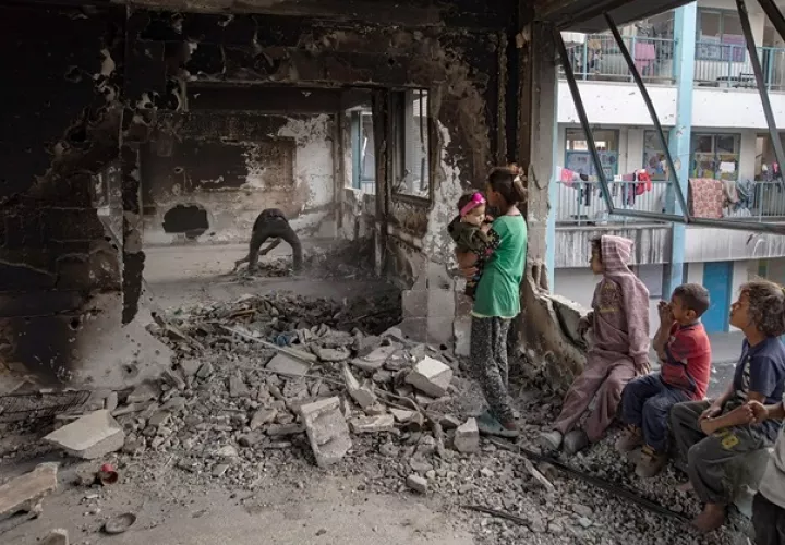 Palestinos desplazados viven en una escuela destruida después de que el ejército israelí les pidiera que evacuaran la ciudad de Rafah. EFE/EPA/Haitham Imad