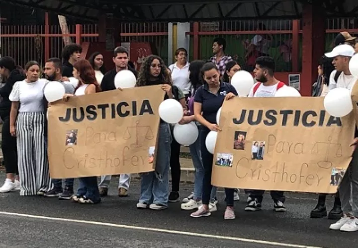 Con una cadena humana y portando pancartas, sus compañeros universitarios exigieron justicia. Foto: Thays Domínguez  
