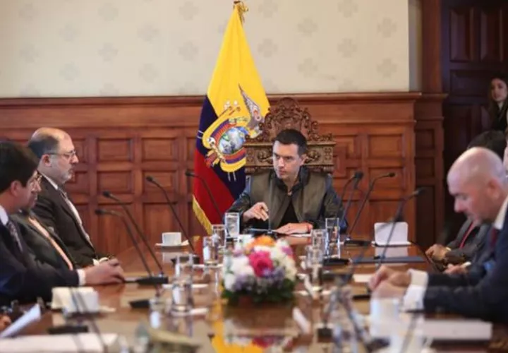 El presidente de Ecuador, Daniel Noboa durante una reunión en el Palacio de Gobierno. Foto: EFE 