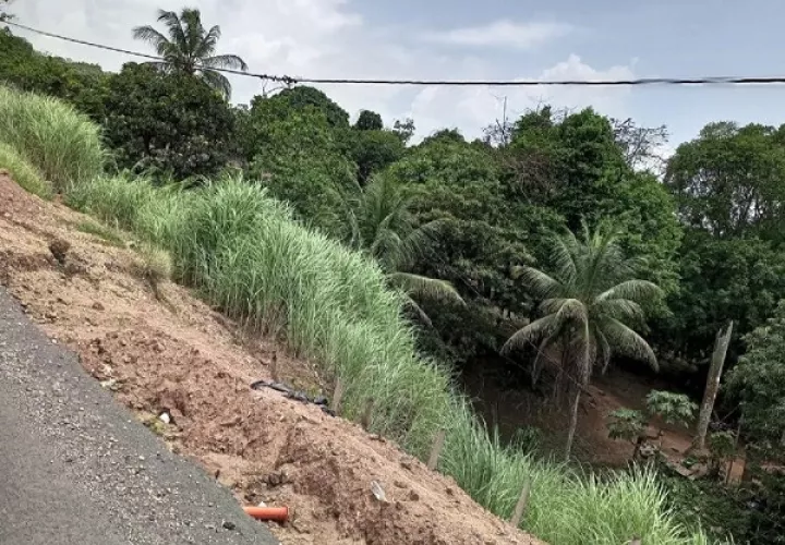 En Quebrada López colapsó parte de la carretera y hasta ahora no ha sido atendida. Foto: Diomedes Sánchez 