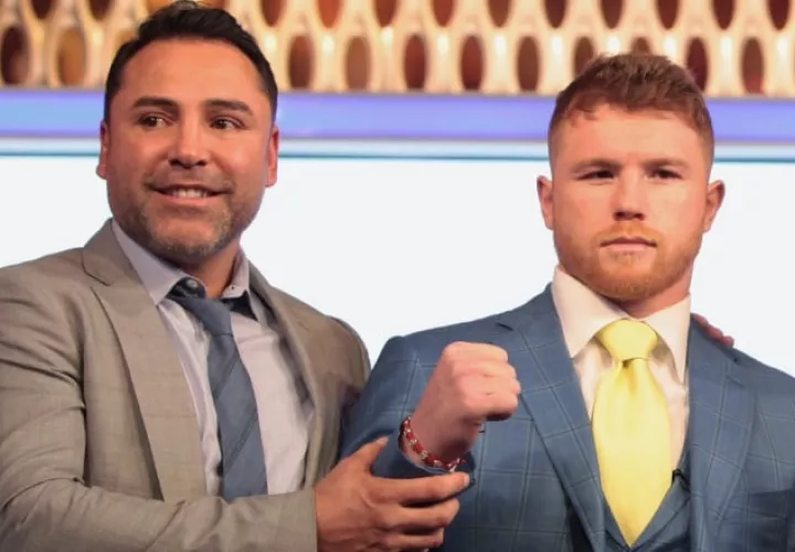 El promotor  Óscar de la Hoya (izq.) y Saúl 'El Canelo' Álvarez. Foto:EFE