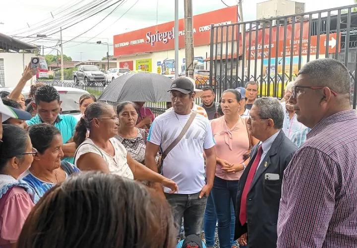 Guerra, acudió a la Fiscalía Electoral en Santiago, como candidato a representante, acompañado de su abogado  Boris Barrios. Foto: Melquiades Vásquez.