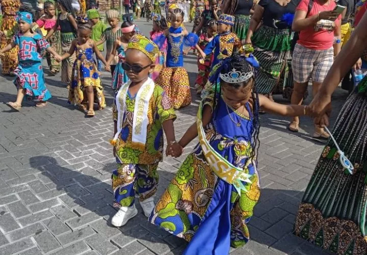Los afrodescendientes desfilaron con vestidos que recordaban su herencia negra provenientes de África, Foto: Diomedes Sánchez  