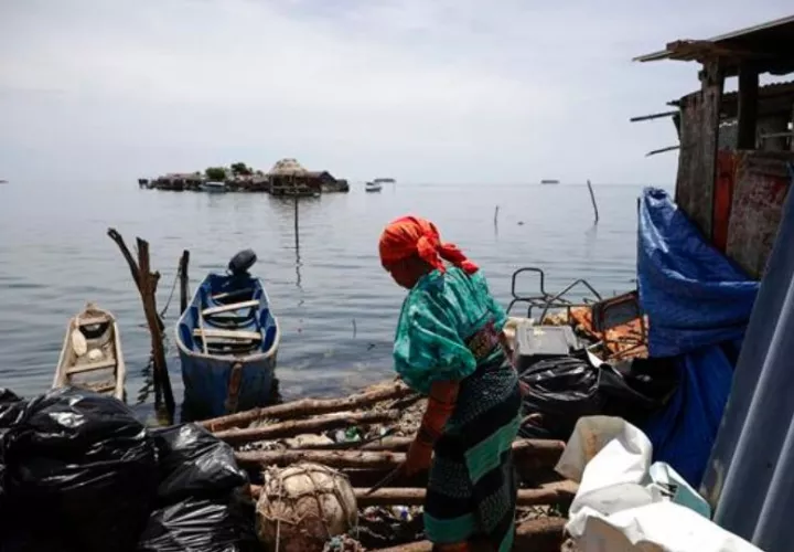 Una mujer indígena de la Comarca Guna Yala limpia en la isla Gardi Sugdub. Foto: EFE