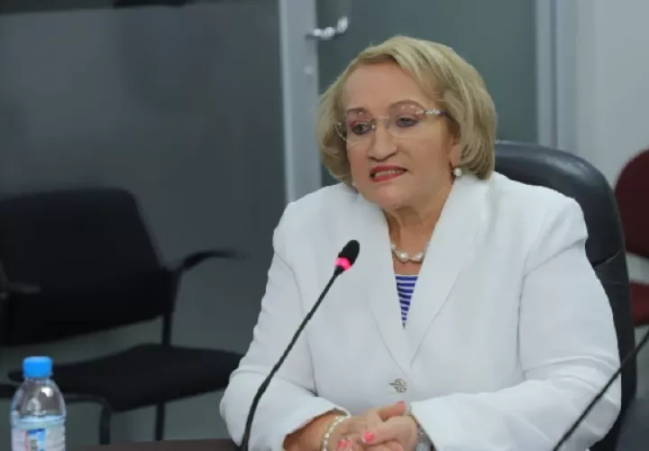 La rectora de Unachi, Etelvina Medianero de Bonagas, durante su visita  a la Asamblea esta semana. Foto: Cortesía