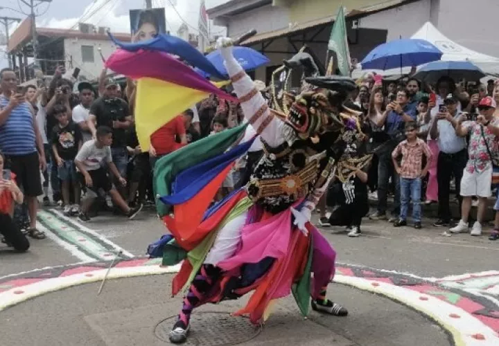 Los danzantes ya han iniciado su ciclo de prácticas, mientras que los artesanos confeccionan máscaras y vestuarios. Foto: Thays Domínguez 