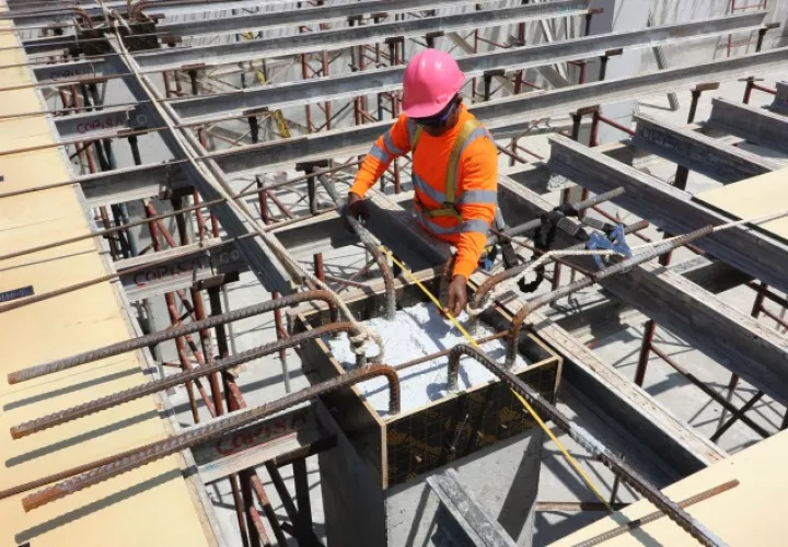 Un obrero trabaja en uno de los componentes de los anillos, en julio de 2023, cuando se realizó una inspección a los proyectos. Cortesía