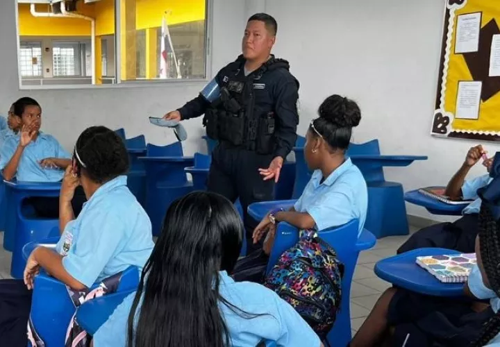 Durante las charlas, los estudiantes tienen la oportunidad de preguntar y esclarecer sus dudas. Foto; Diomedes Sánchez