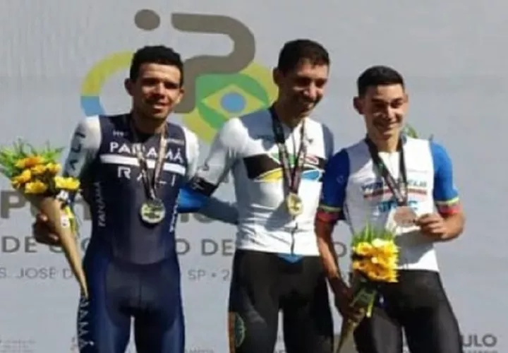 Franklin Archibold (izq.) de Panamá en el podio de los ganadores con la medalla de plata. Foto: Fepaci