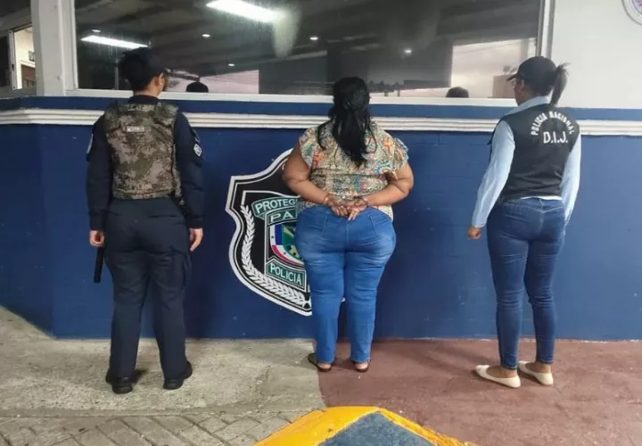Dos funcionarias fueron aprehendidas. Foto: Cortesía Policía Nacional