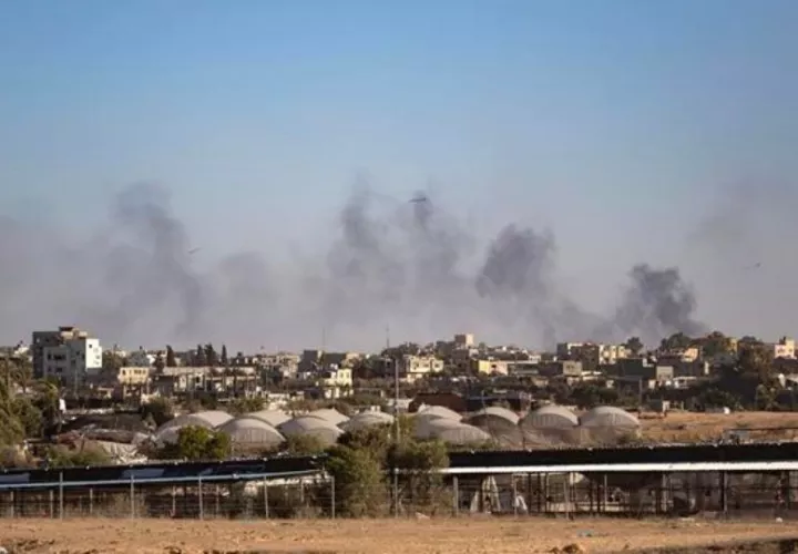 El humo se eleva tras un ataque aéreo israelí en Rafah, sur de la Franja de Gaza. Foto: EFE