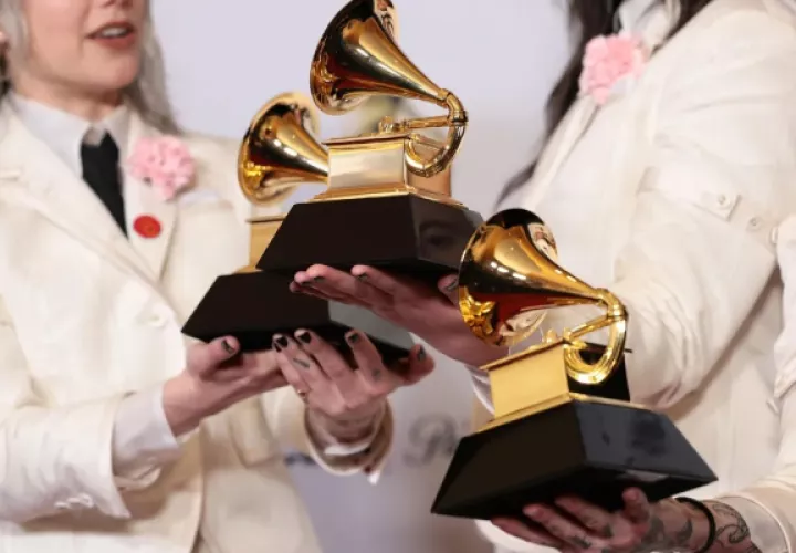 Vista de los galardones entregados en los Premios Grammy. Foto: EFE / Allison Dinner