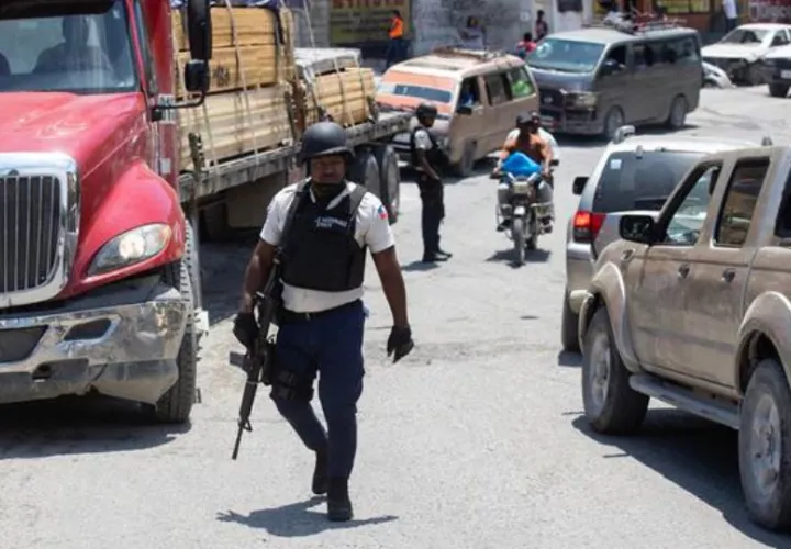 Policías vigilan las calles de la capital, en Puerto Príncipe (Haití). Foto: EFE