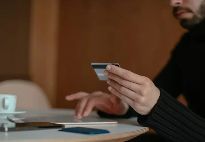 Las tarjetas de crédito pueden ayudarte a  iniciar un historial de crédito. Foto: Pexels
